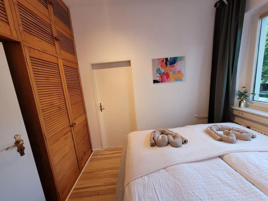 Duplex Apartment Ullstein- 4 Bedrooms, 2 Bathrooms, Living Room, 2 Parking Spaces, Boxspringbeds, Family & Business Apartment! เบอร์ลิน ภายนอก รูปภาพ