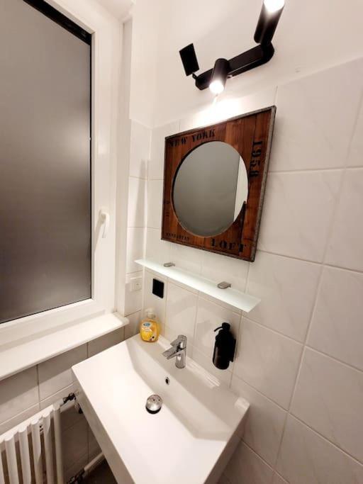 Duplex Apartment Ullstein- 4 Bedrooms, 2 Bathrooms, Living Room, 2 Parking Spaces, Boxspringbeds, Family & Business Apartment! เบอร์ลิน ภายนอก รูปภาพ