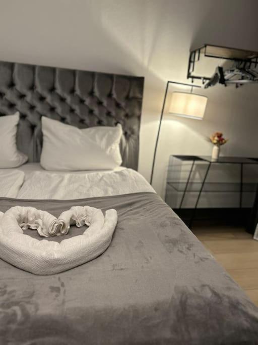 Duplex Apartment Ullstein- 4 Bedrooms, 2 Bathrooms, Living Room, 2 Parking Spaces, Boxspringbeds, Family & Business Apartment! เบอร์ลิน ภายนอก รูปภาพ
