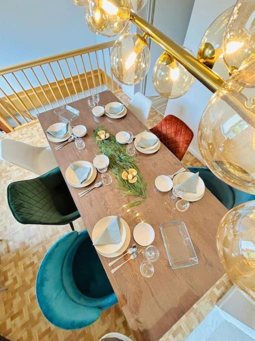 Duplex Apartment Ullstein- 4 Bedrooms, 2 Bathrooms, Living Room, 2 Parking Spaces, Boxspringbeds, Family & Business Apartment! เบอร์ลิน ภายนอก รูปภาพ